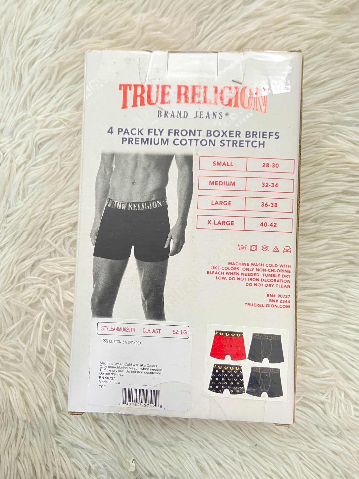 Set de Boxer True Religion original, pack de cuatro (4) dos negros, uno rojo y uno con estampado dorado.
