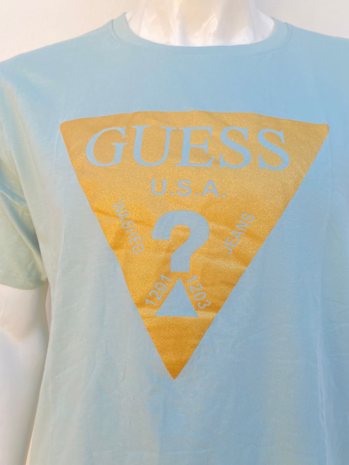 T-shirt Guess Original verde opaco con logotipo Guess en dorado/ amarillo.