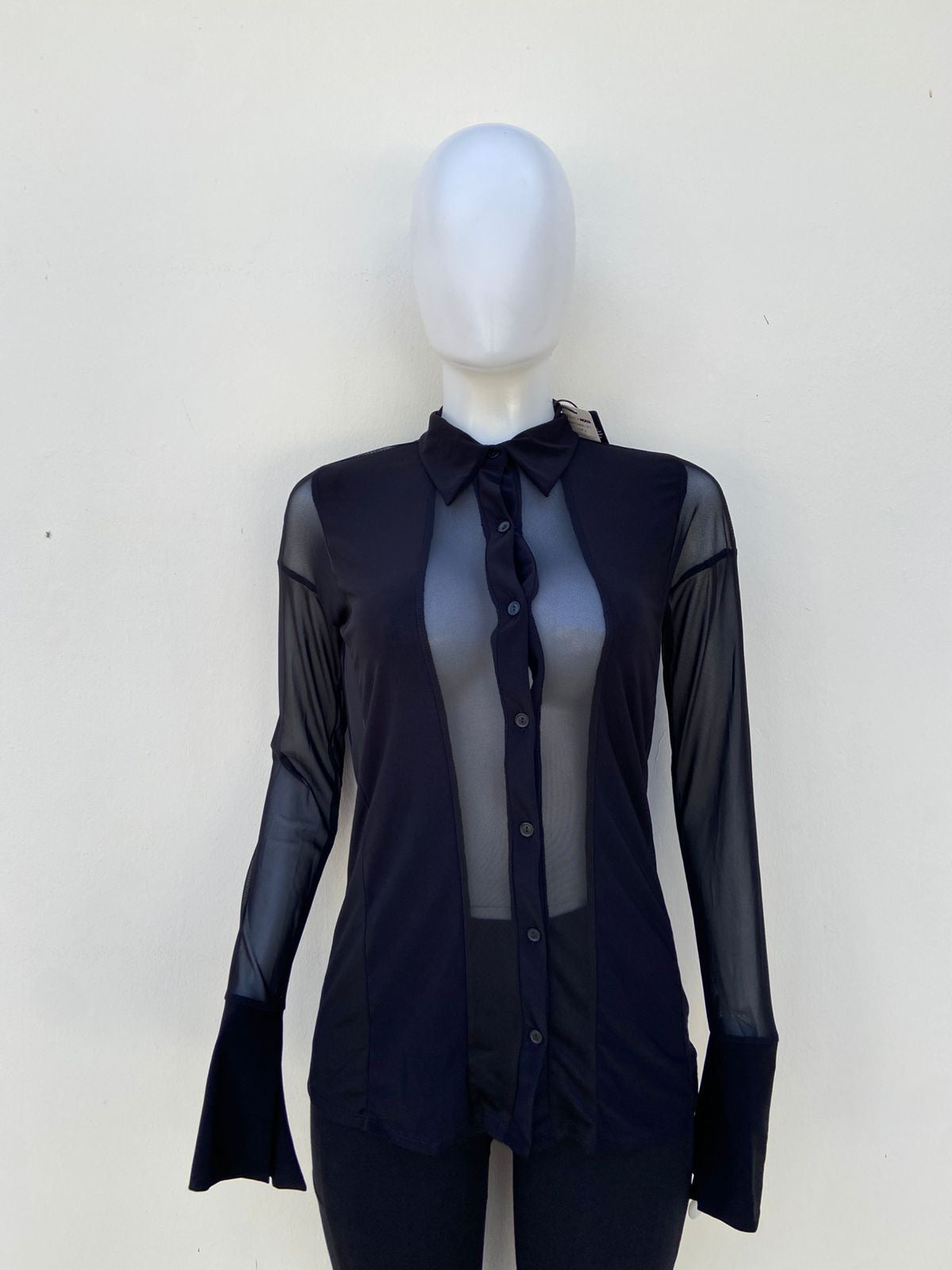 Camisa/ top, negro con transparente y botones en frente.
