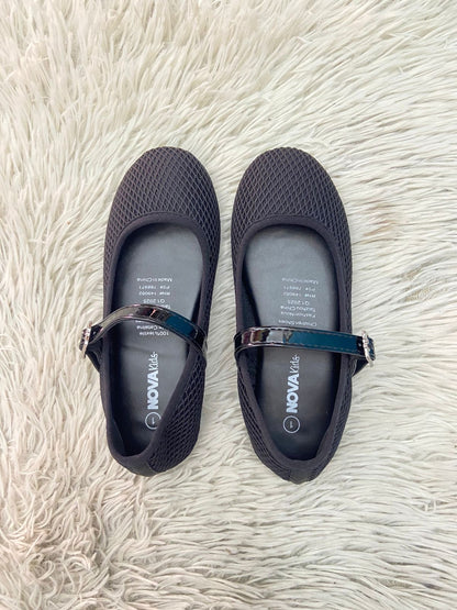 Zapatos/Bailarinas en color negro con lazo ajustable en el medio