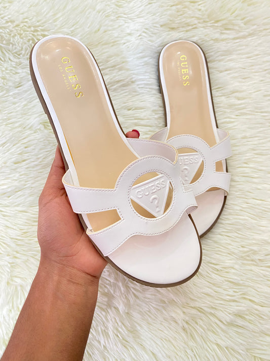 Sandalias GUESS original, blanca con crema y letras GUESS ? en frente.