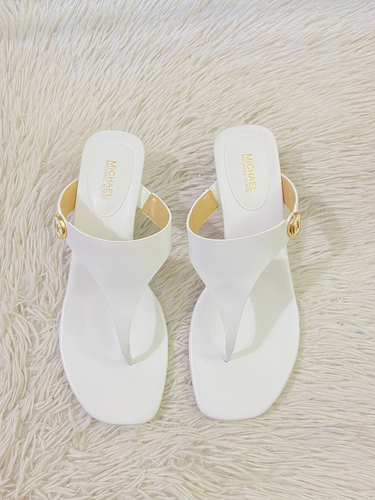 Zapatillas MICHAEL KORS original blanca con placa MK en dorado.