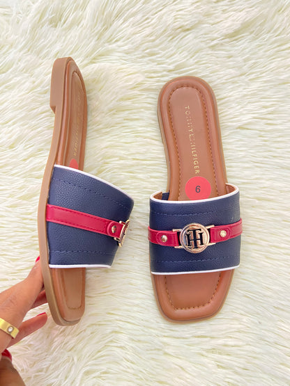 Sandalias TOMMY HILFIGER original, marron con azul marino y rojo más placa en dorado en frente.