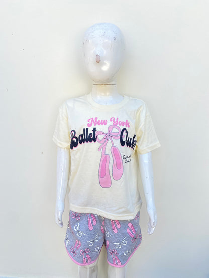 Conjunto, gris con crema y estampado de lazos y letras NEW YORK BALLET.