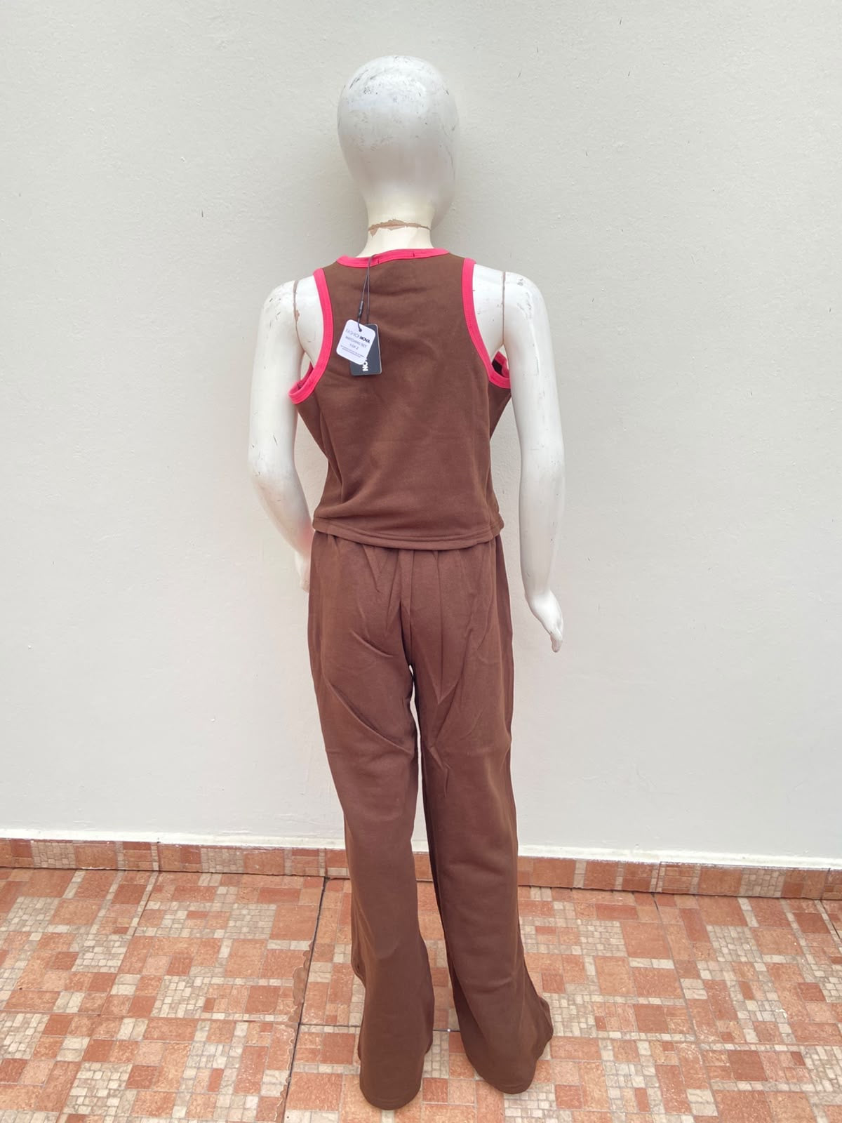 Conjunto Marrón, con rayas en color rosado y blanco.