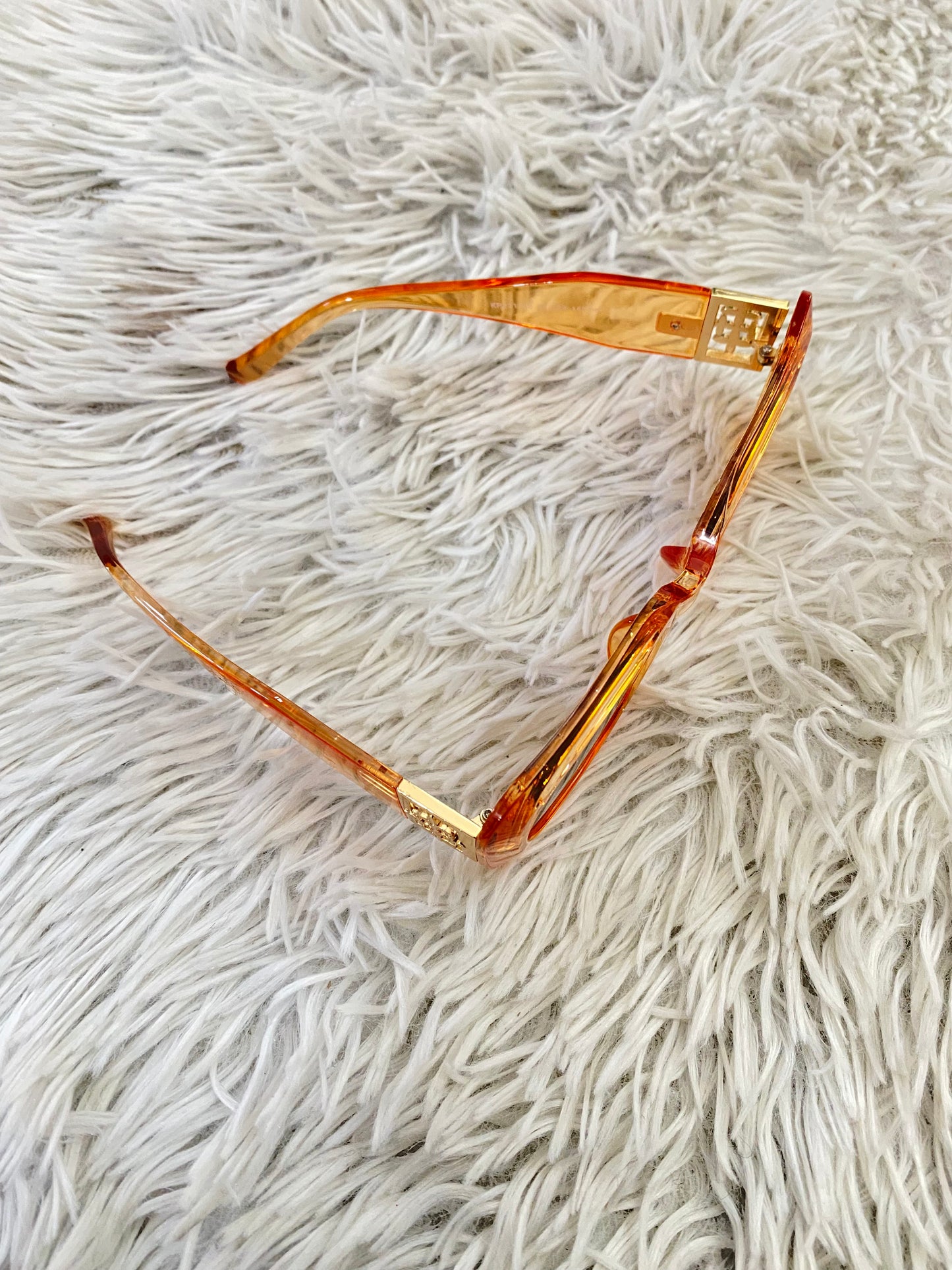 Lentes Fashion Nova original, naranja transparente, cuadrado con diseño de rosas en dorado.