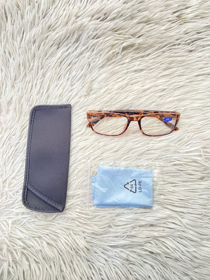 Lentes diseñados con protección UV 100-400 para proteger tu visión. Marron claro y estampado de animal print, micas claras.