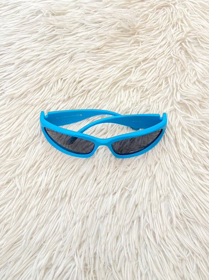 Lentes, diseñados con protección UV 100-400 para proteger tu visión. Azul claro con micas oscuras, pequeños.