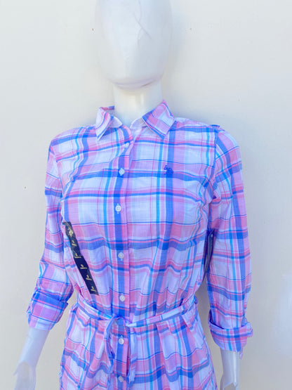 Vestido U.S POLO ASSN. original de cuadros en tonos rosados y azul, manga larga y lazo ajustable.