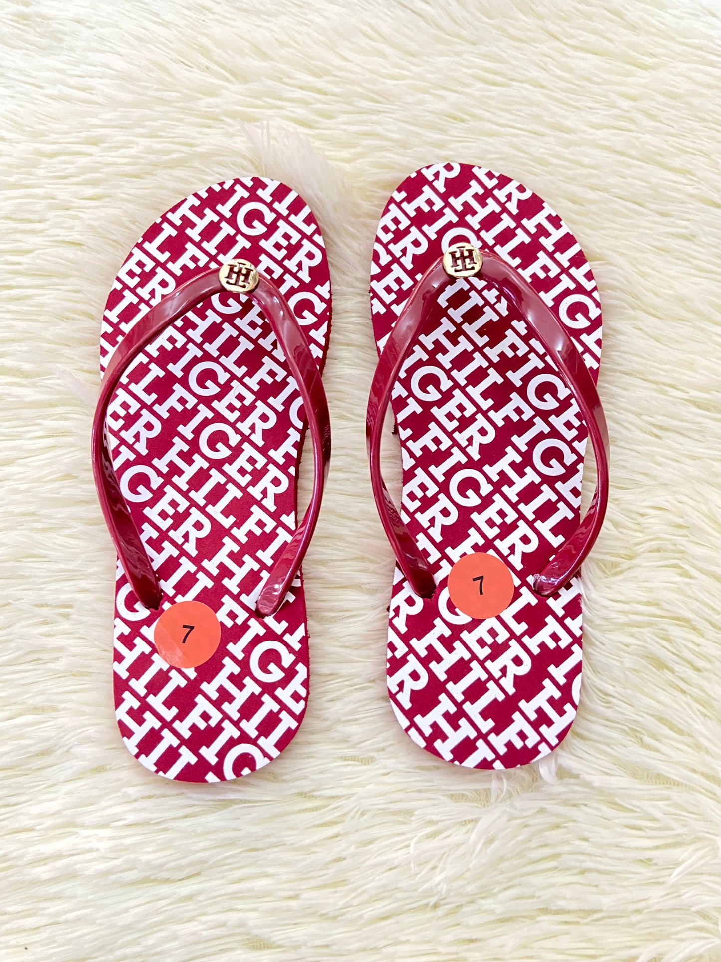 Sandalias TOMMY HILFIGER original, rojo vino con letras HILFIGER en blanco y placa dorada en frente.