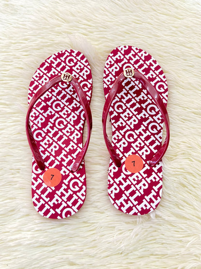 Sandalias TOMMY HILFIGER original, rojo vino con letras HILFIGER en blanco y placa dorada en frente.