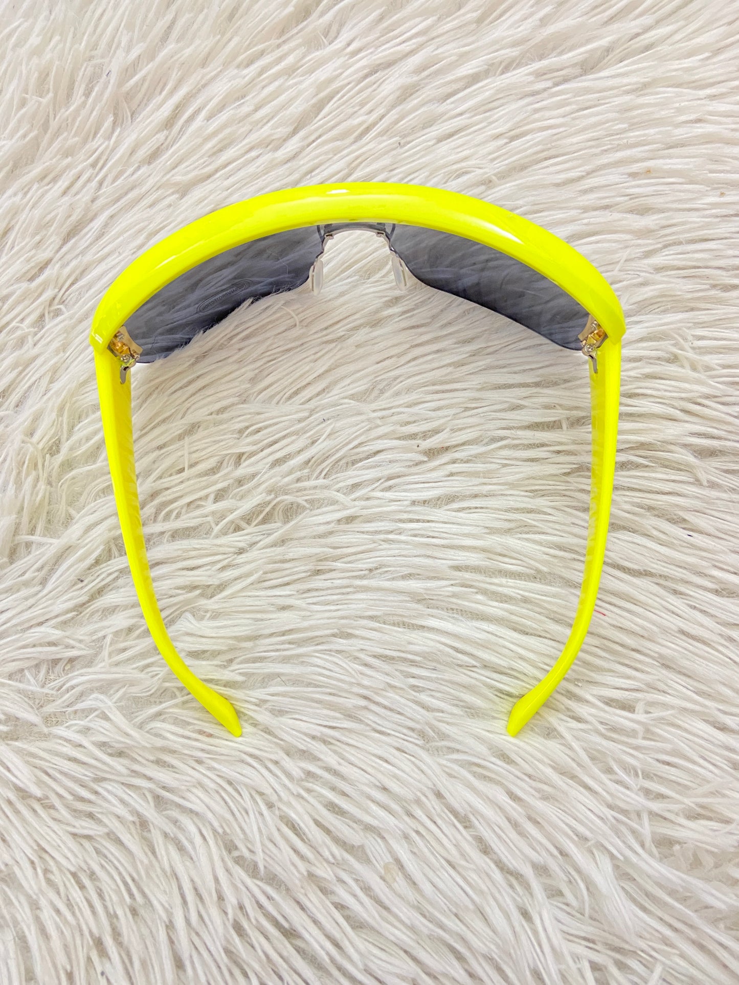 Lentes, amarillo con micas de color negro.