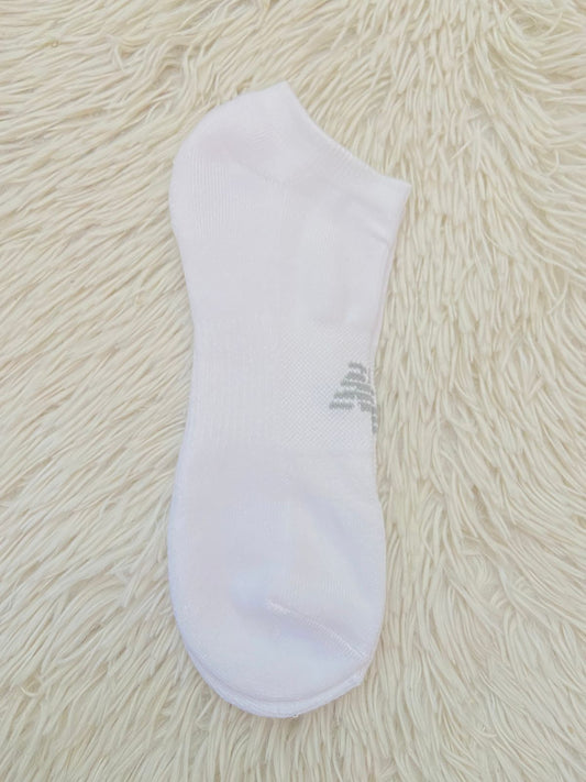 Medias NEW BALANCE original, Blanca lisa  con letras de la marca en gris.