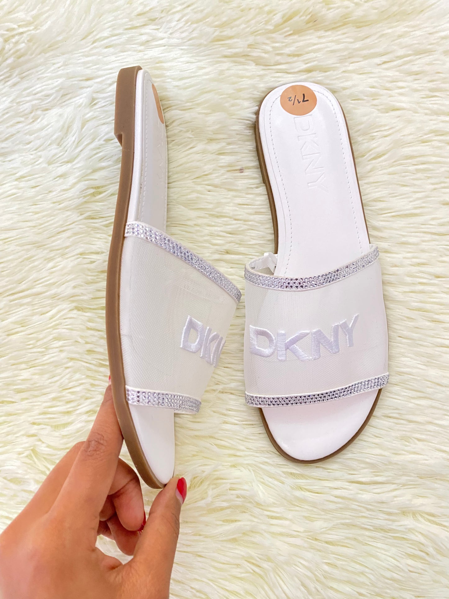 Sandalias DKNY original, blanca con diamantes plateados y suela marron.