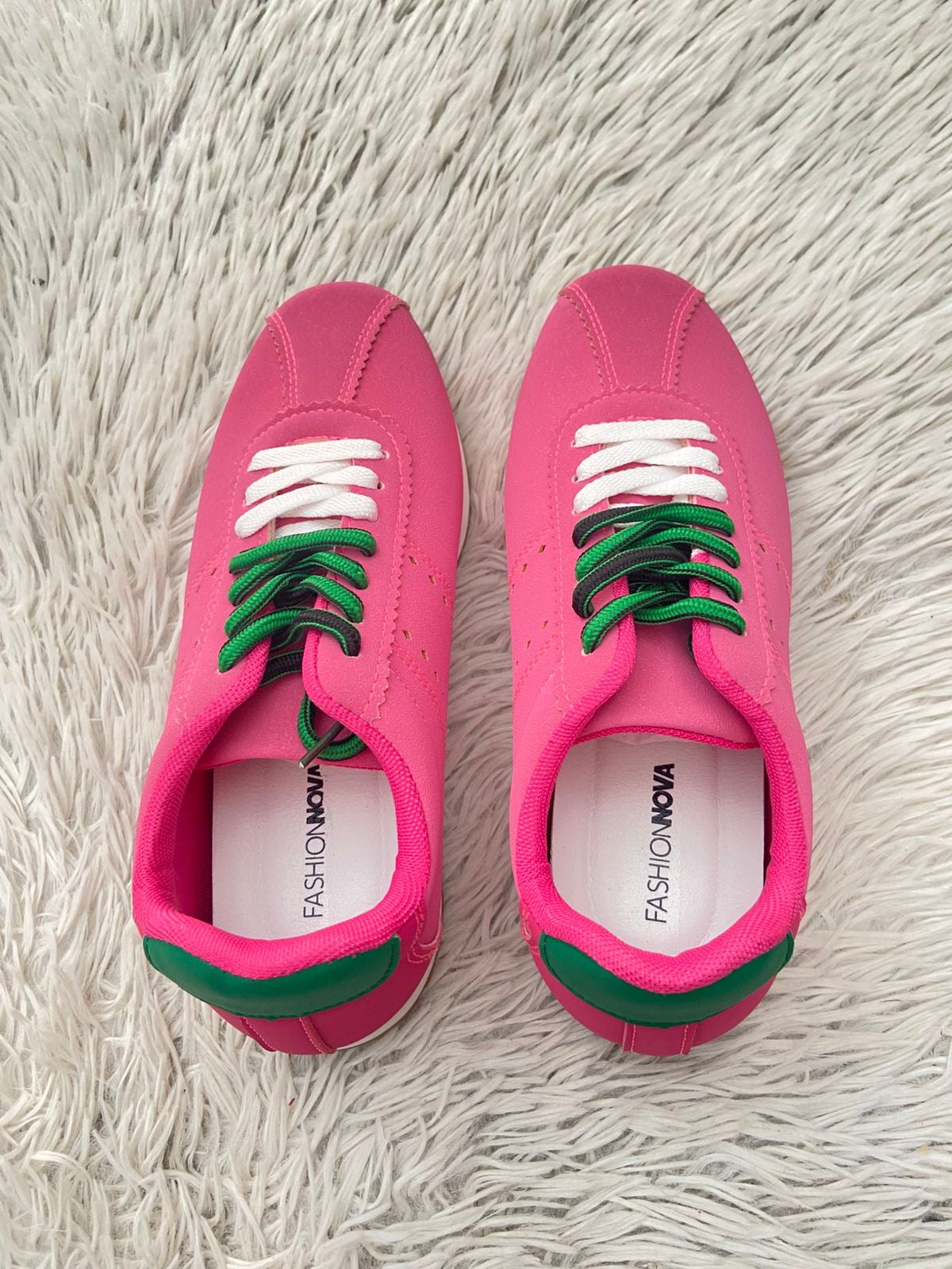 Tenis Fashion Nova rosado con cordones en blanco y verde y suelas en color blanco y marrón.