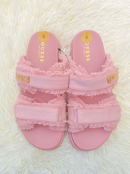Sandalias GUESS original, color rosado con placa GUESS en dorado y pelusas.