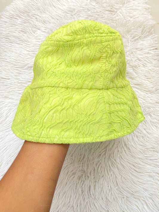 Gorro, verde limón con diseño de línea.