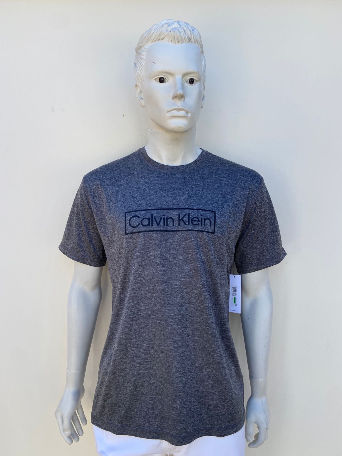 T-shirt CALVIN KLEIN original gris oscuro ( charcoal ), con letras CALVIN KLEIN en frente.