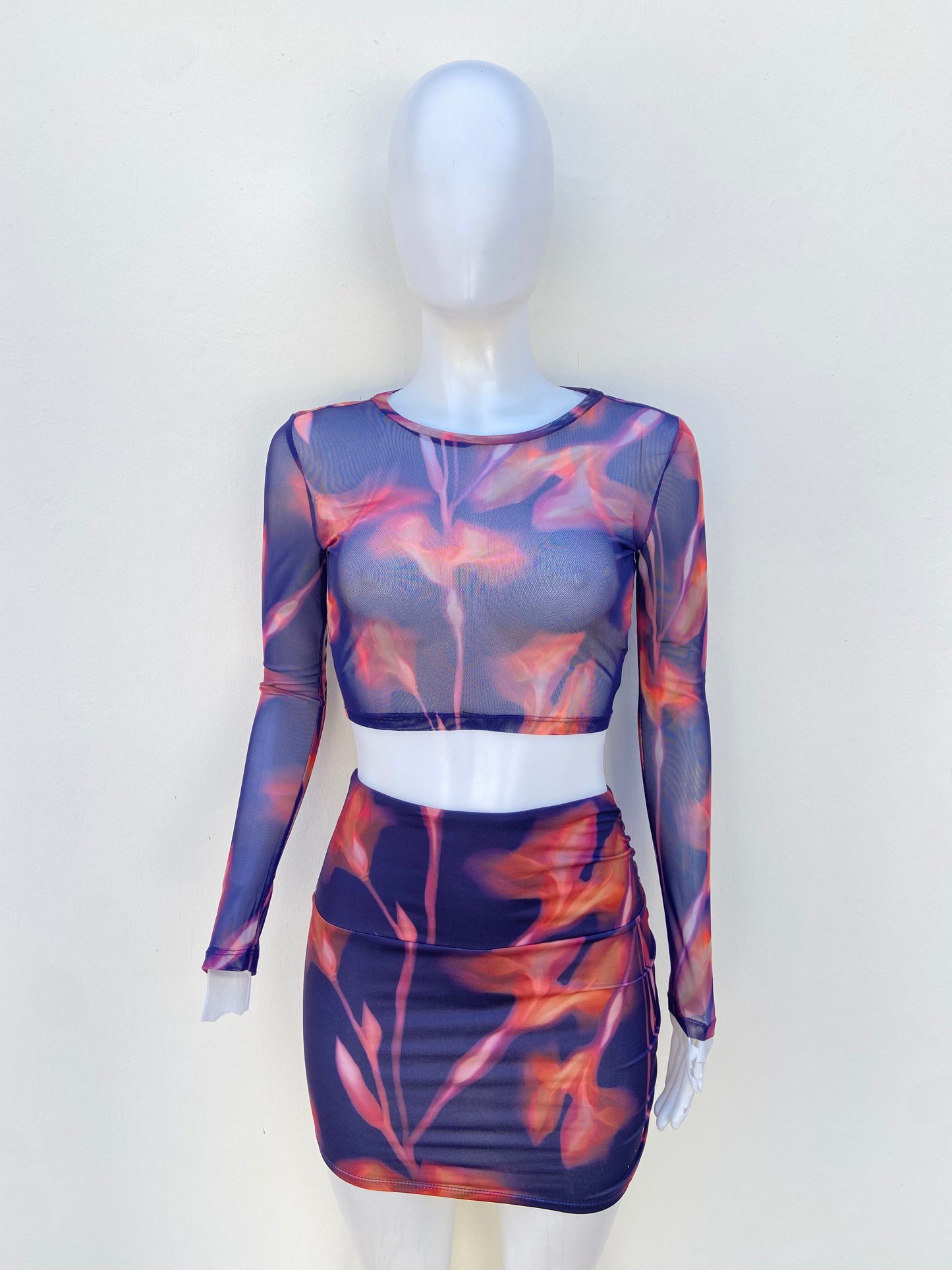 Conjunto, azul marino con degradado marron y top transparente.