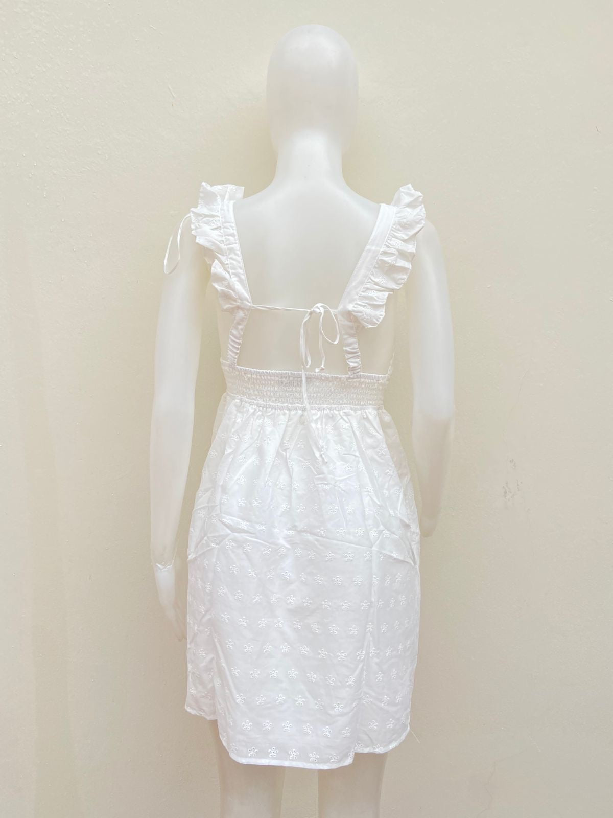 Vestido HAUTE MONDE original, blanco con vuelos en las magas y bordado de flores.