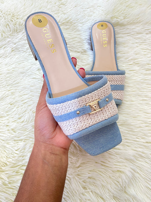 Sandalias GUESS original, en color Jean claro con maya blanca al frente y placa de la marca, con tacones bajitos.