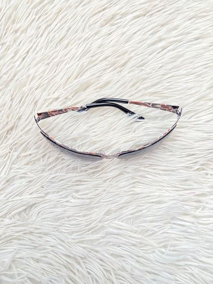 Lentes diseñados con protección UV 100-400 para proteger tu visión. Negros con montura fina y estampado animal print