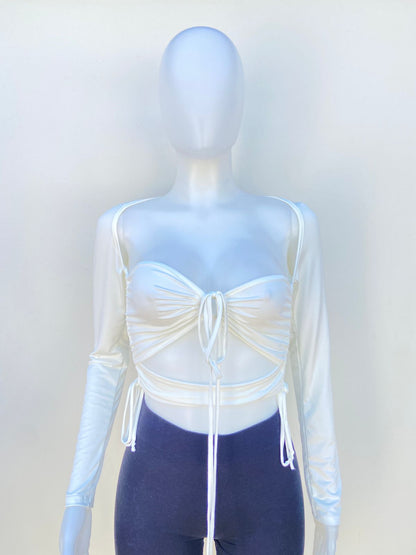 Top blanco manga larga con diseño ajustable en él centro y en los lados.