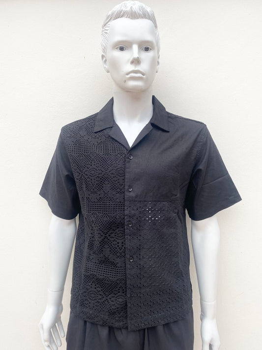 Camisa Fashion Nova original negra con mitad de la camisa en encaje en color negro.
