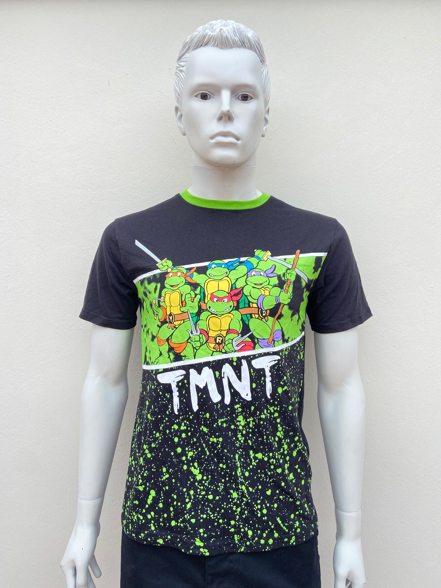T-shirt Nickelodeon original negro con estampado de la las tortugas ninja y letras TMNT.