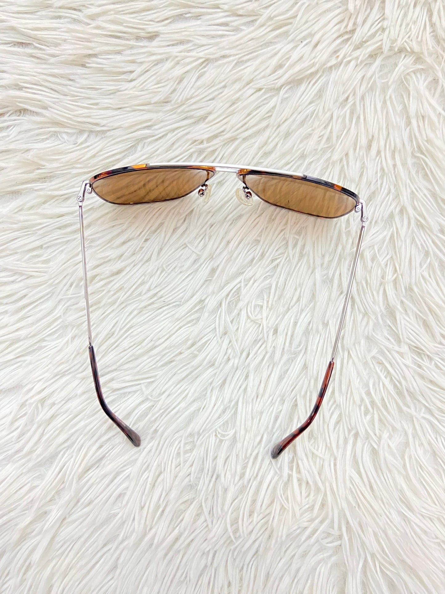 Lentes GUESS original, diseñados con protección UV 100-400 para proteger tu visión. Marrón con montura en animal print y micas marrones.