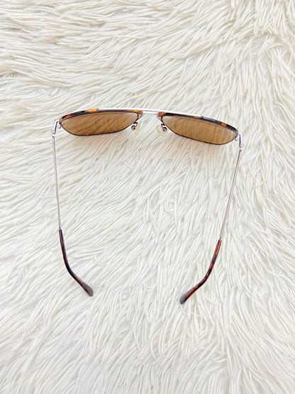 Lentes GUESS original, diseñados con protección UV 100-400 para proteger tu visión. Marrón con montura en animal print y micas marrones.