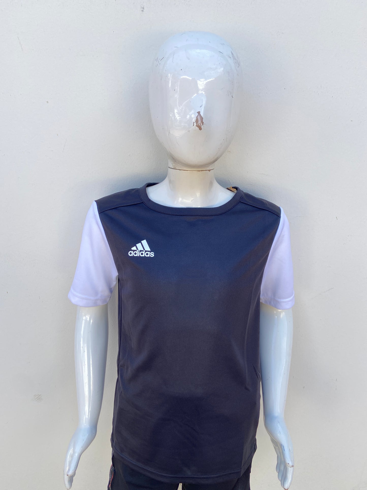 T-shirt Adidas original negro con mangas en color blanco y logotipo en color blanco.