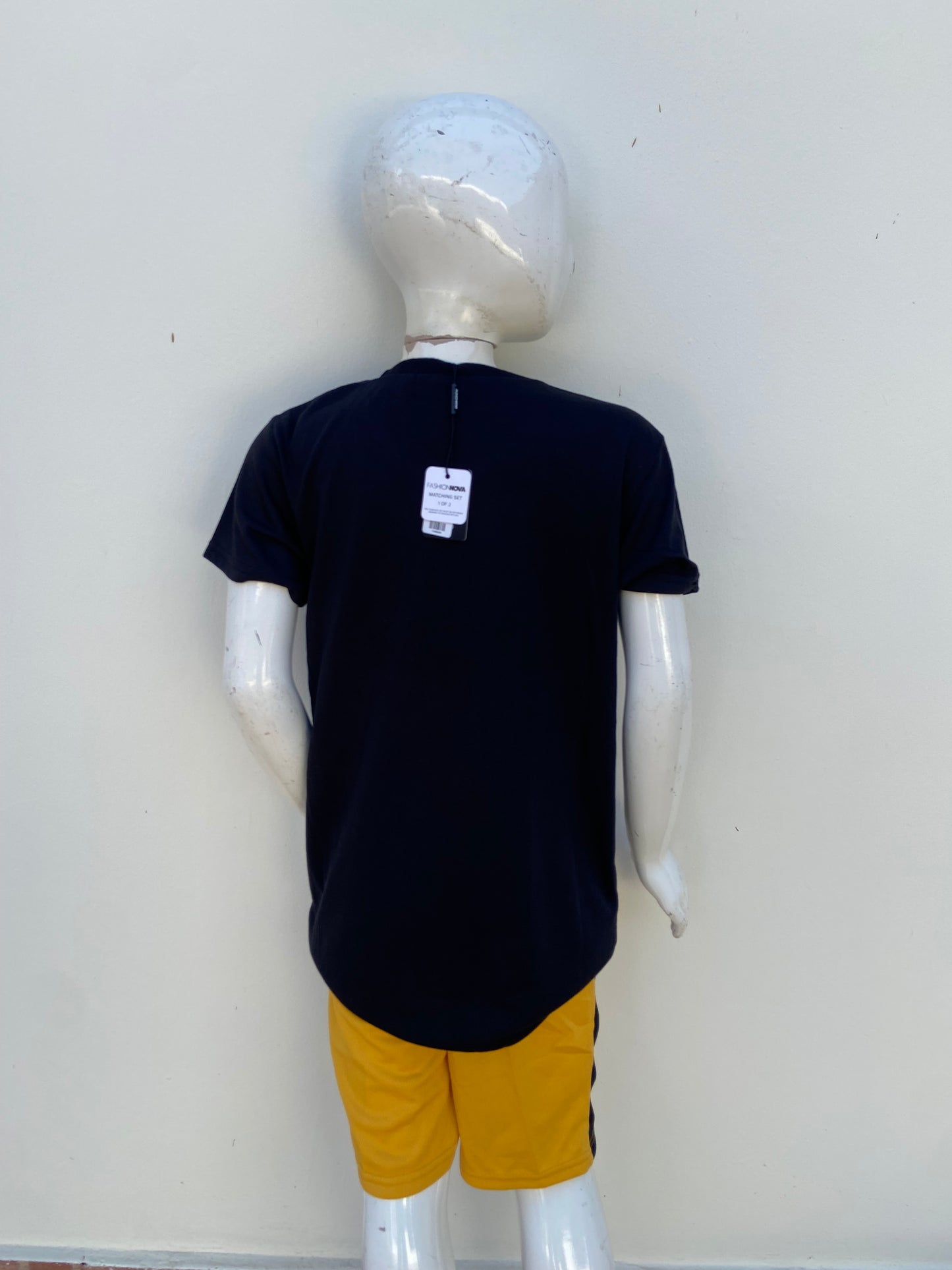 Conjunto, negro con amarillo y letras RELAX en blanco y amarillo y oso.