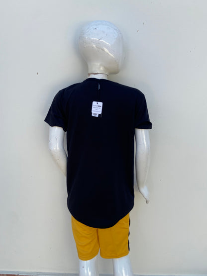 Conjunto, negro con amarillo y letras RELAX en blanco y amarillo y oso.