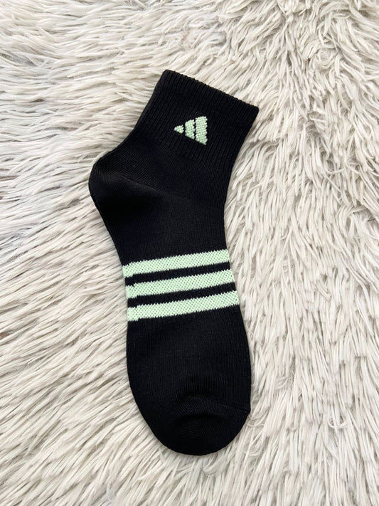 Medias ADIDAS original, negra con rayas en color verde y logotipo.