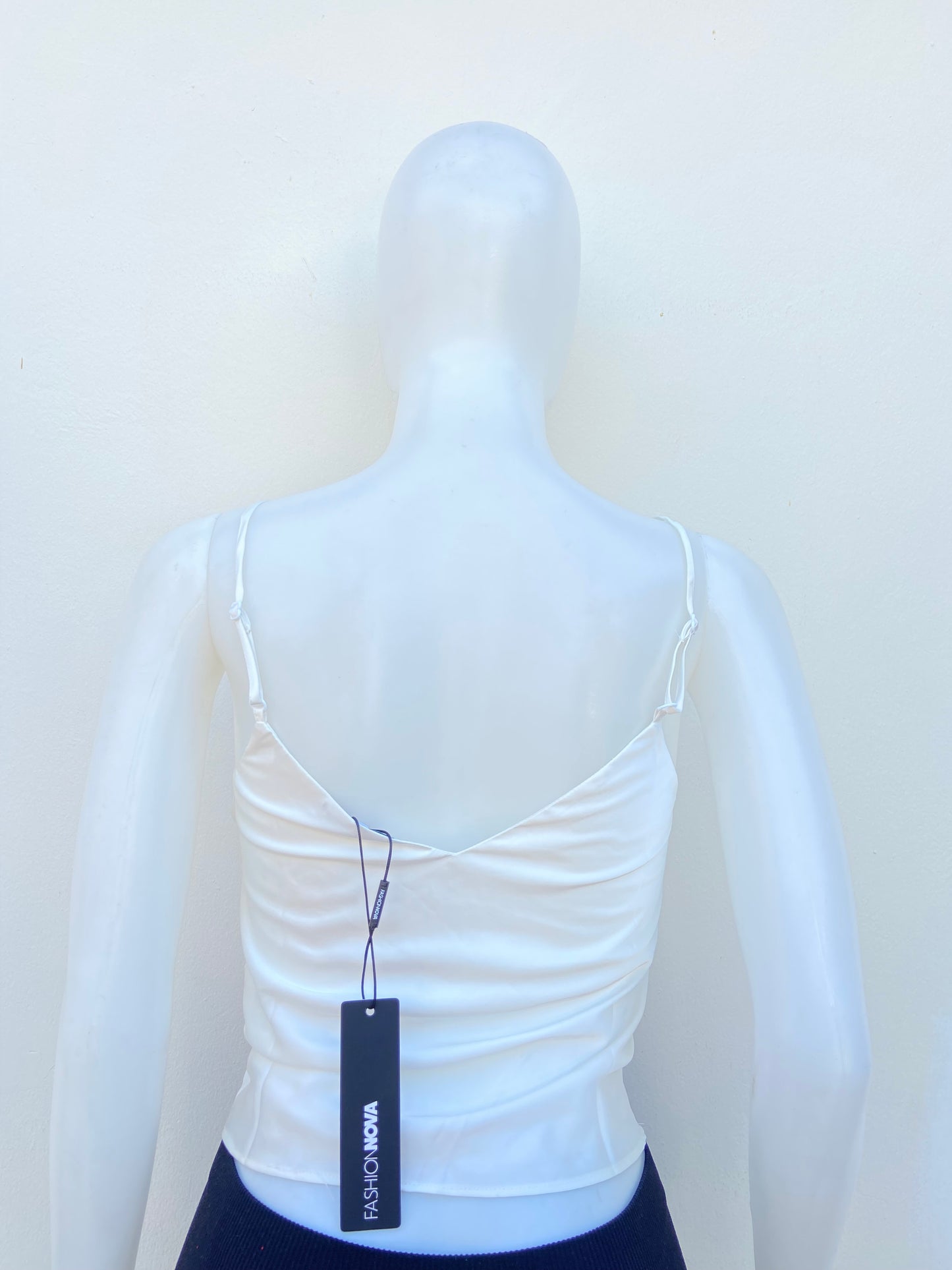 Top en color blanco con tiros ajustables y con tela de seda