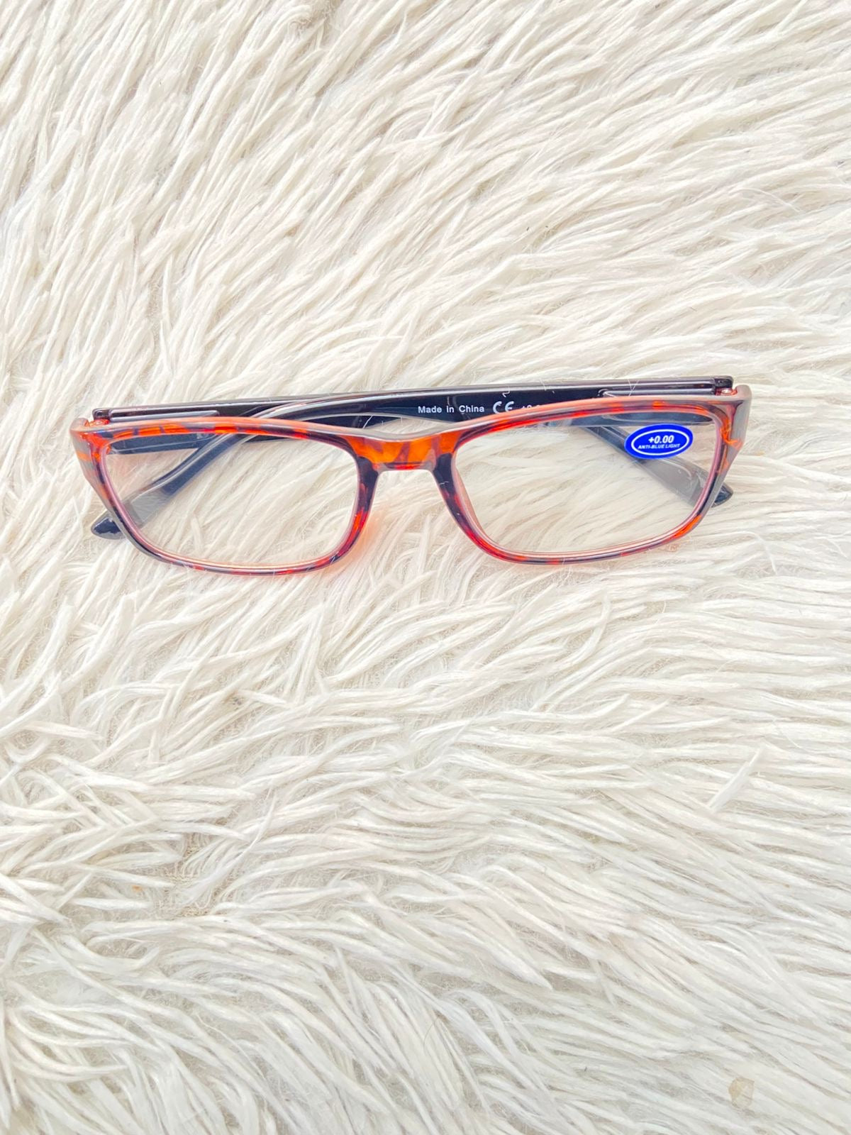 Lentes en color marron con estampado de animal print, micas claras y marco negro. pequeño