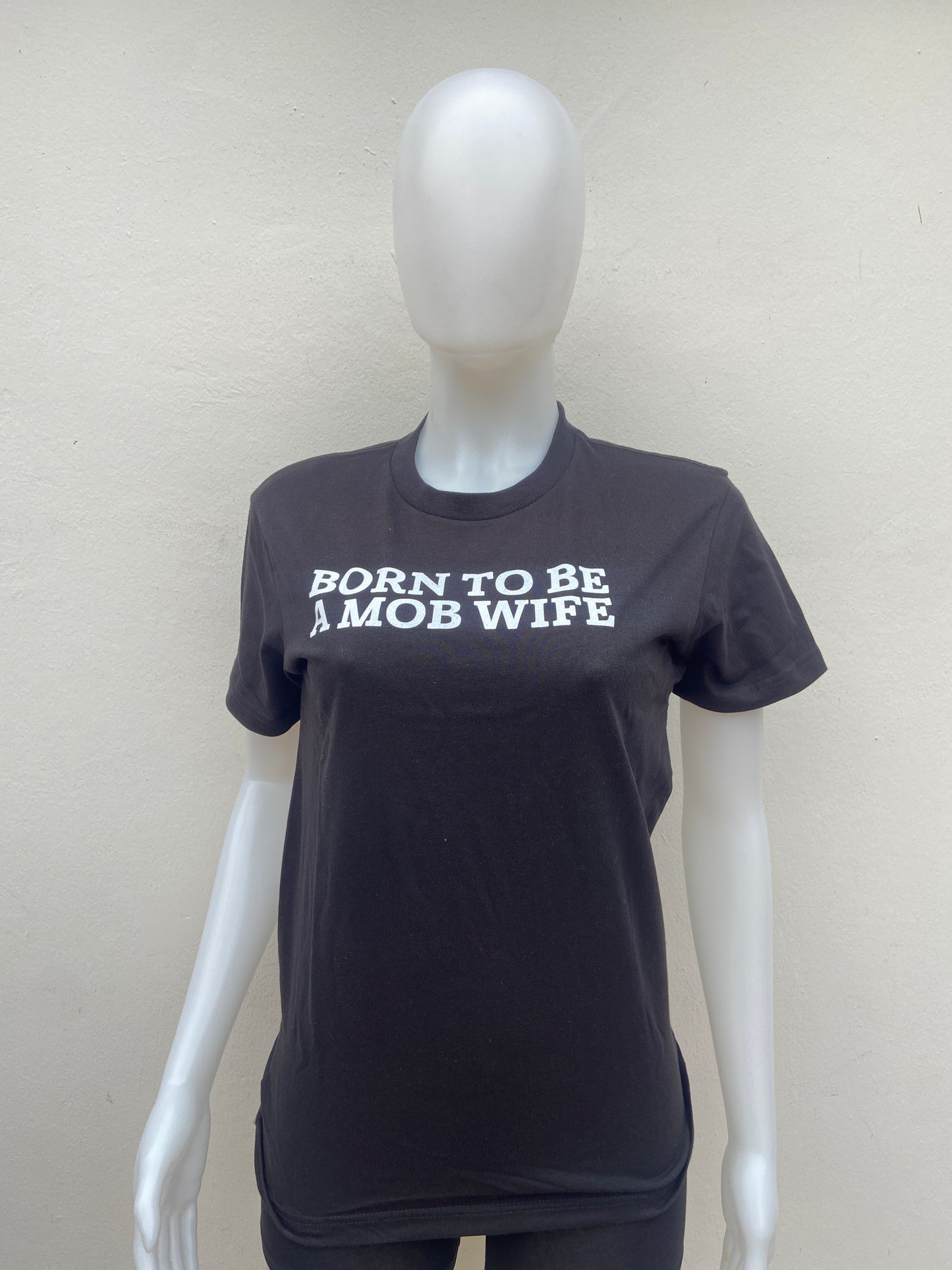 T-shirt negro con letras BORN TO BE A MOB WIFE ( nacida para ser esposa de un mafioso ) en blanco.