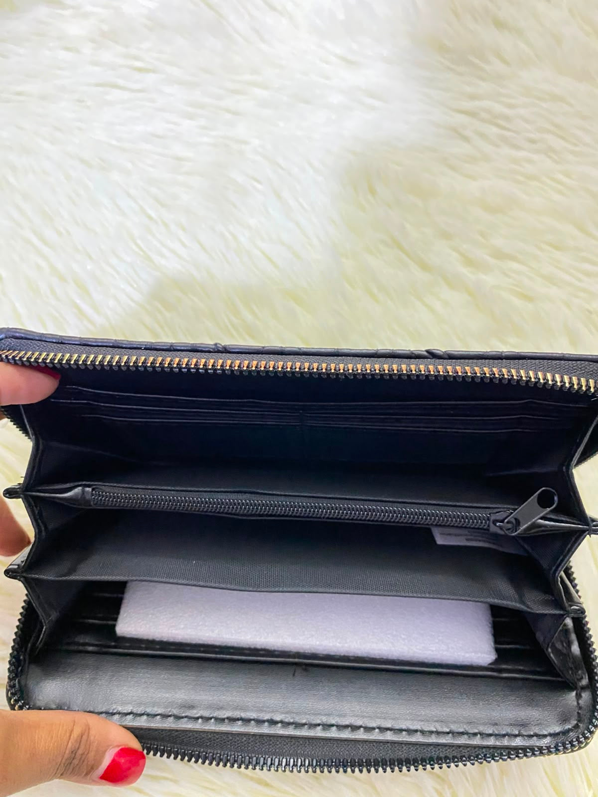 Monedero, negro con diseños de Zic Zac y zipper en dorado.