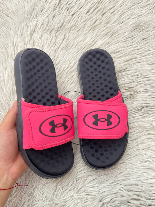 Sandalias UNDER ARMOR Original en color negra con rosado al frente y logotipo de la marca en color negro.