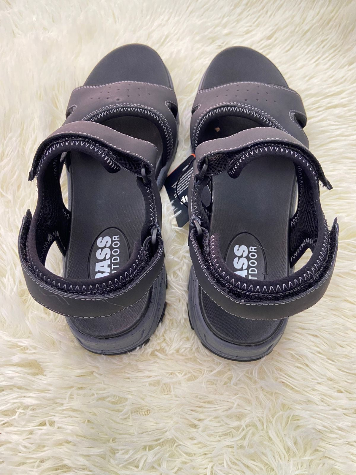 Sandalias BASS OUTDOOR original, negra con costura en hilo gris, ajustables, excelente para caminar