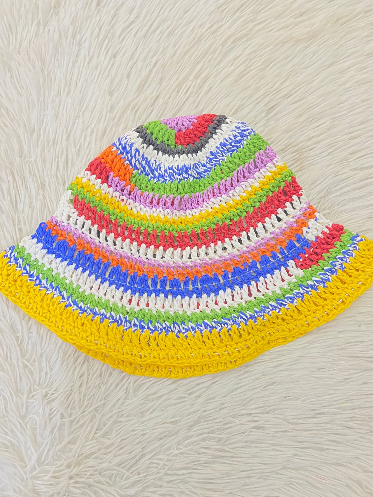 Gorro multicolor tejido en crochet de hilo