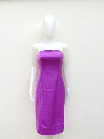 Vestido color lavender morado, Escote recto elegante. Diseño sin mangas. Cierre trasero con zipper