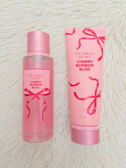 Set Victoria’s Secret original, CHERRY BONBON BLISS, rosada, de crema y colonia.
