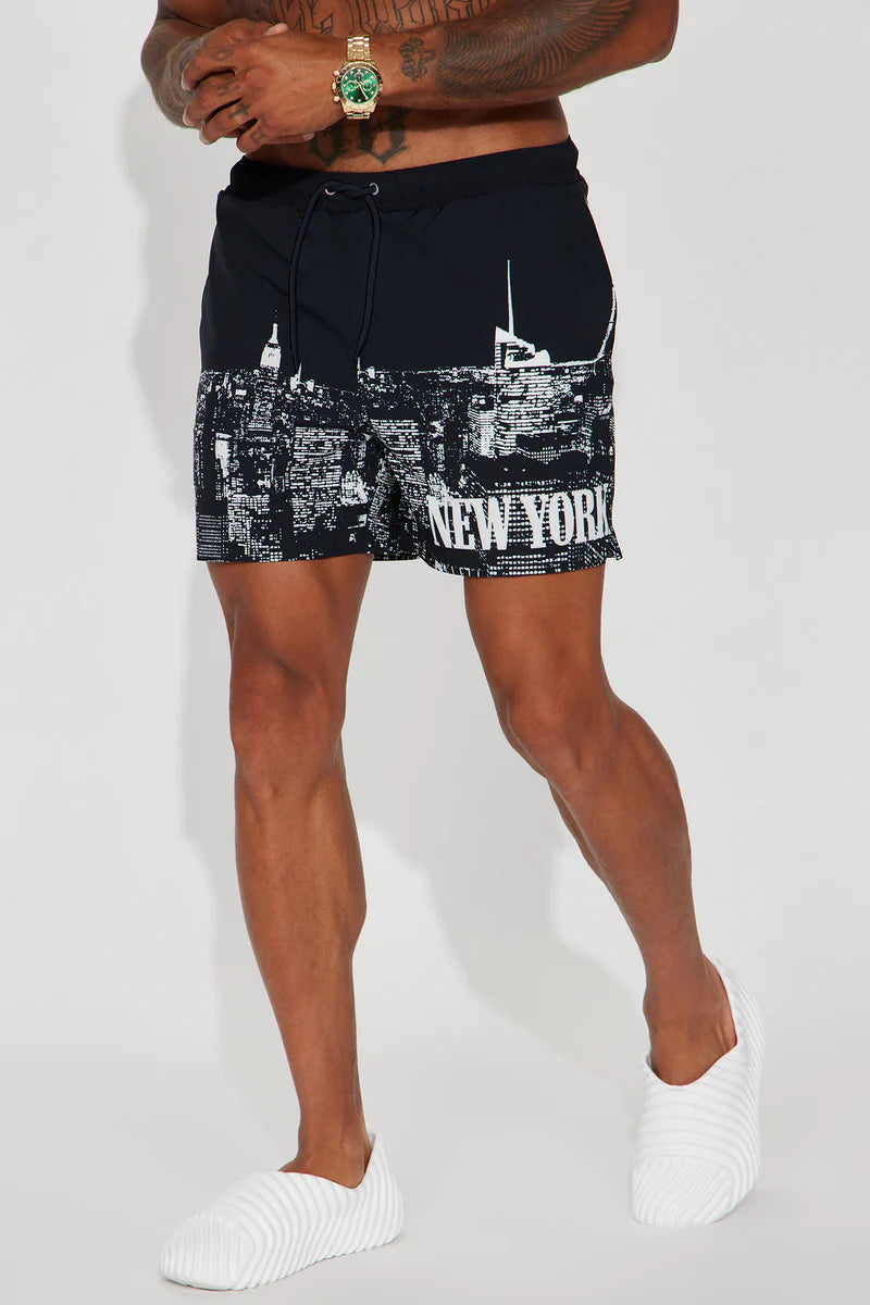 Bañador/Baggy, negro con estampado de la ciudad de Nueva York en blanco, interior en malla transpirable con bolsillos laterales y bolsillos traseros.