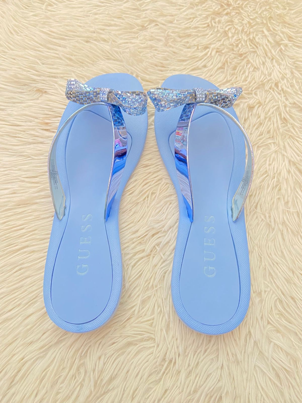 Sandalias GUESS original azul claro con moños en  brillos.