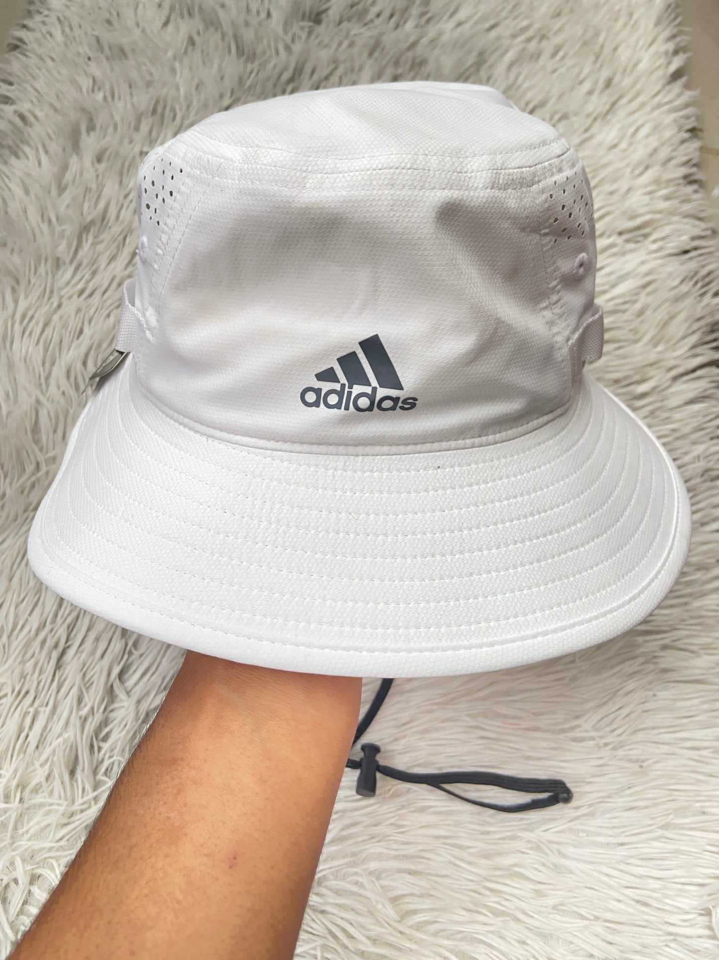 Gorro Adidas original blanco con letras Adidas en gris.