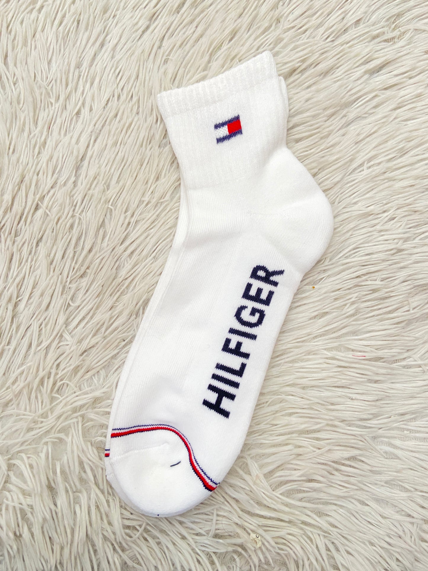 Medias Tommy Hilfiger original blanca con letras HILFIGER en azul.