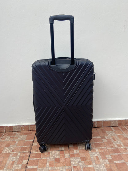 Maleta TAHARI Original, en negra. Material ABS resistente al agua.  Asa telescópica ajustable. Interior con doble compartimento