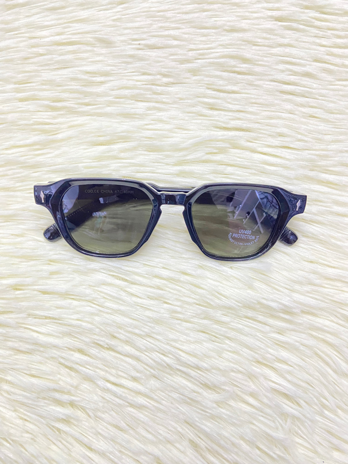 Lentes, negros con micas en color verde oscuro, más protección UV 400.